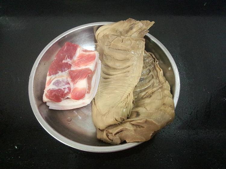 肉丝炒黑笋步骤1