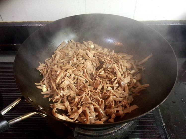 肉丝炒黑笋步骤8