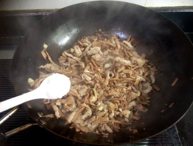 肉丝炒黑笋步骤9