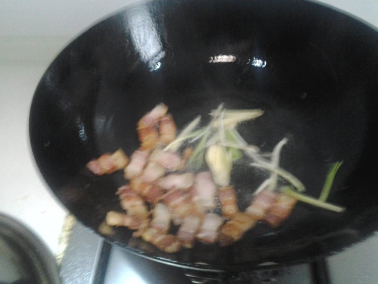 五花肉油豆腐炒芹菜步骤3