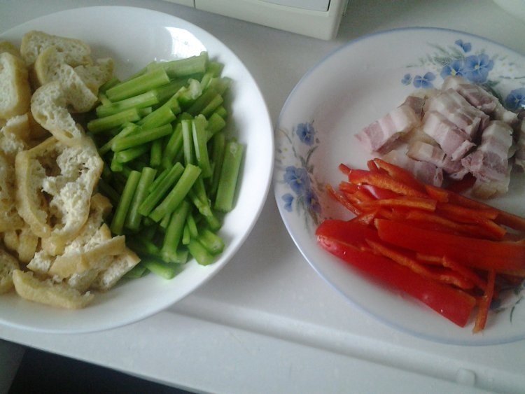 五花肉油豆腐炒芹菜步骤1