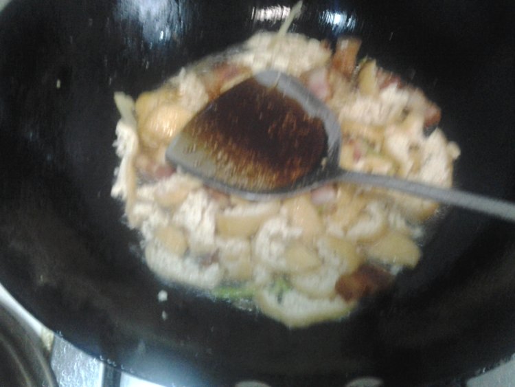 五花肉油豆腐炒芹菜步骤6