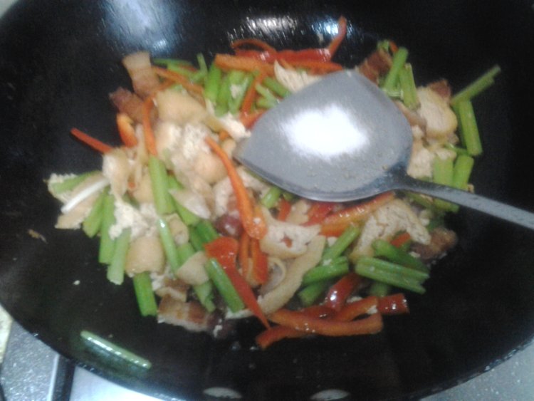 五花肉油豆腐炒芹菜步骤9