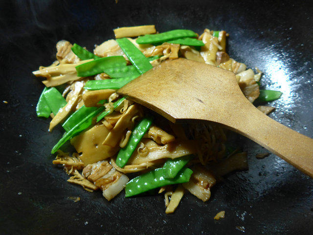 五花肉荷兰豆炒水笋步骤9