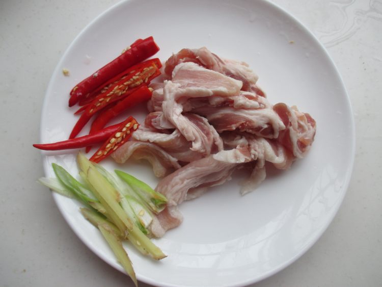 肉炒松茸菇步骤3