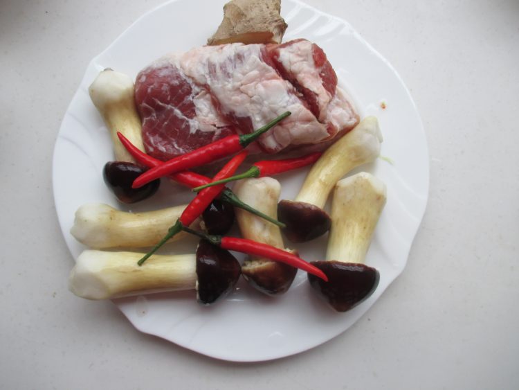 肉炒松茸菇步骤1