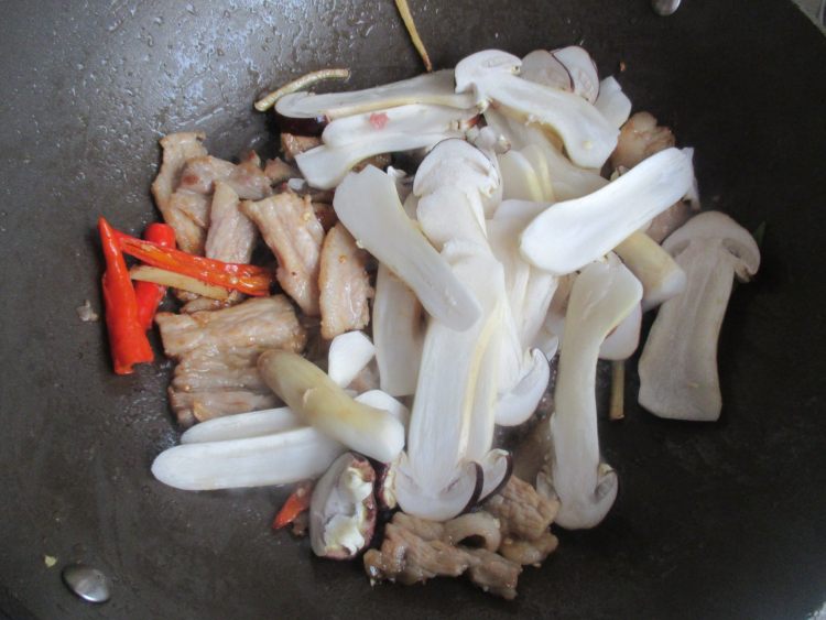 肉炒松茸菇步骤7