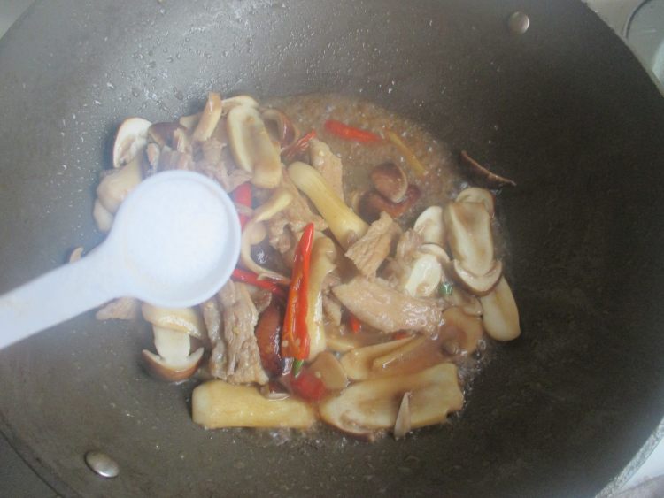 肉炒松茸菇步骤8