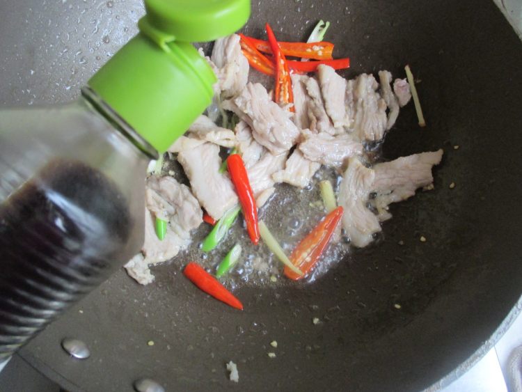 肉炒松茸菇步骤6