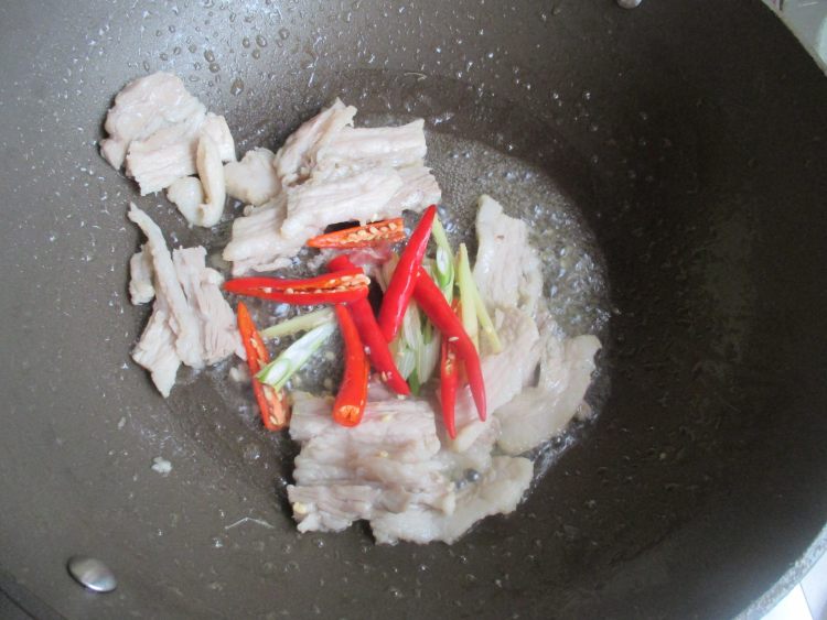 肉炒松茸菇步骤5