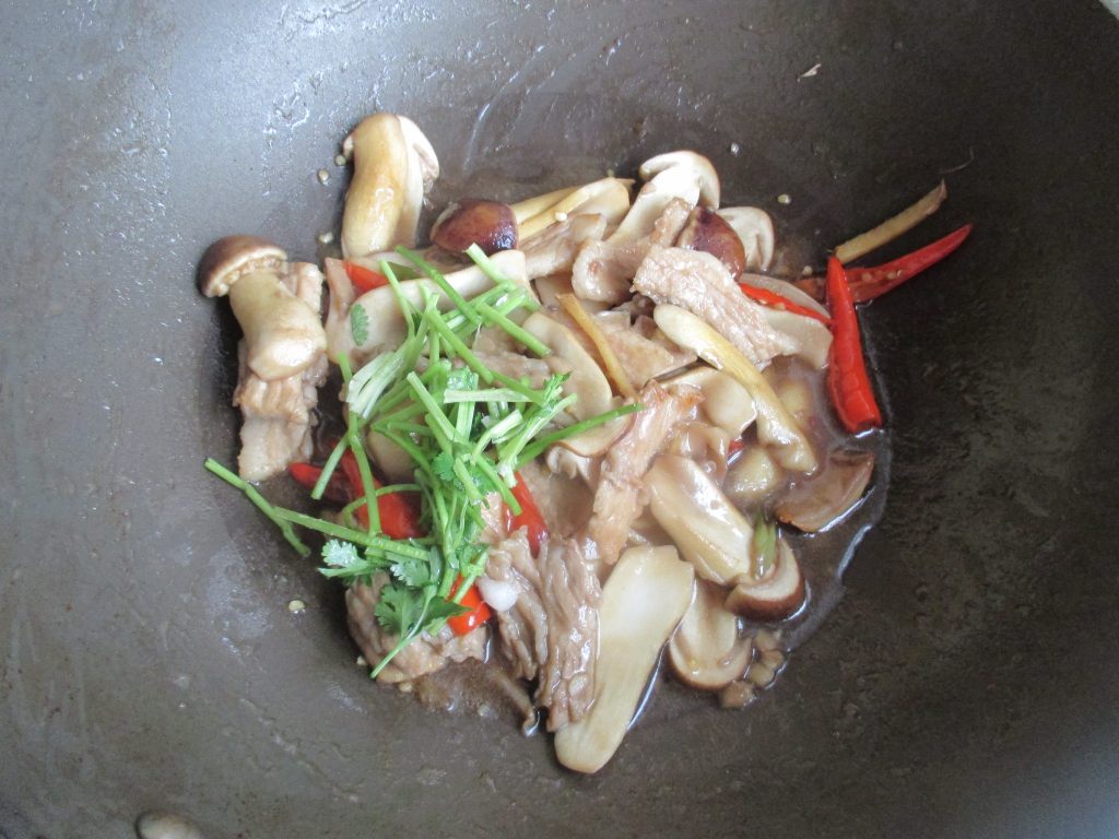 肉炒松茸菇步骤9