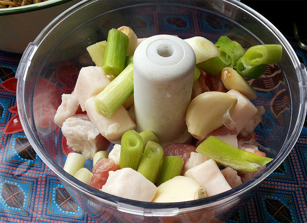 鲜肉豆角丝包子步骤1