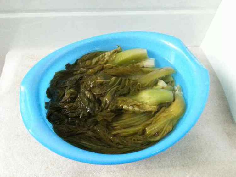花肉炒酸菜步骤1