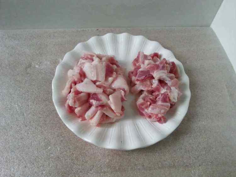 花肉炒酸菜步骤2