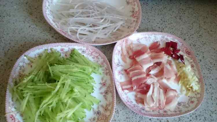 五花肉萝卜丝炖粉条步骤1
