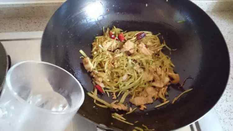 五花肉萝卜丝炖粉条步骤6