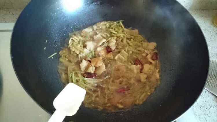 五花肉萝卜丝炖粉条步骤7