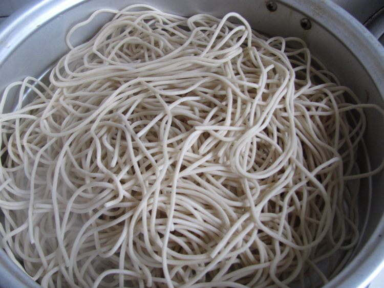 绿豆芽炒面步骤1