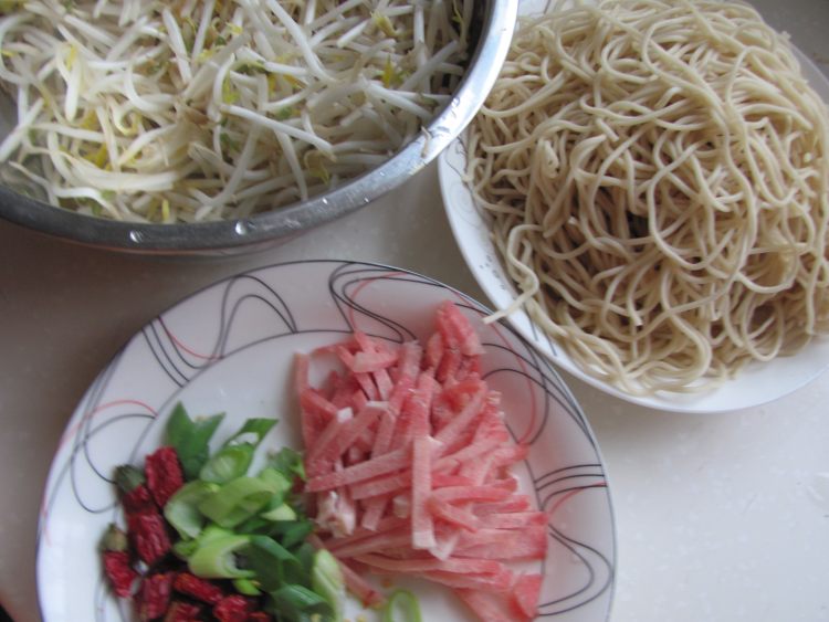 绿豆芽炒面步骤3
