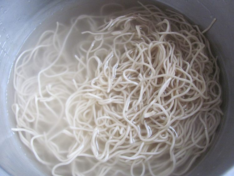 绿豆芽炒面步骤2