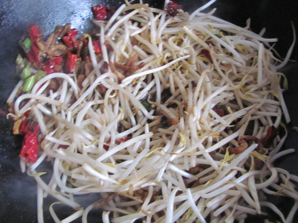 绿豆芽炒面步骤6