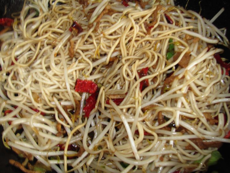 绿豆芽炒面步骤8