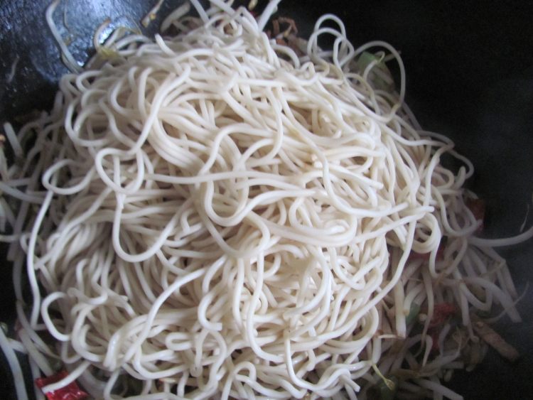 绿豆芽炒面步骤7