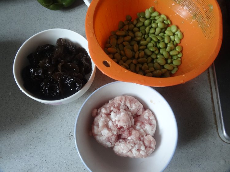 毛豆木耳蝴蝶面步骤1