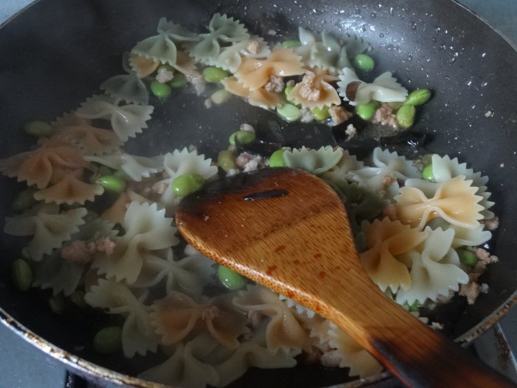 毛豆木耳蝴蝶面步骤11