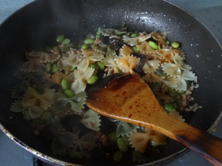 毛豆木耳蝴蝶面步骤12