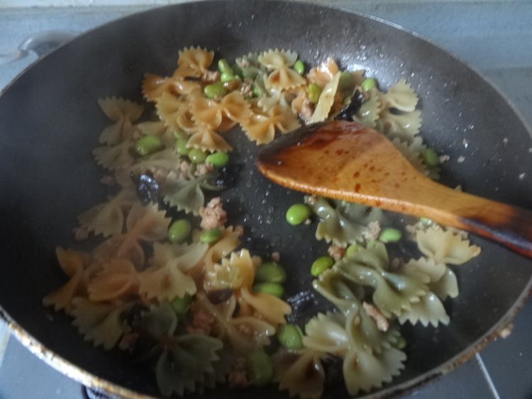 毛豆木耳蝴蝶面步骤13