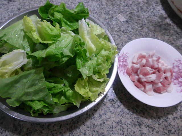 五花肉炒生菜步骤1