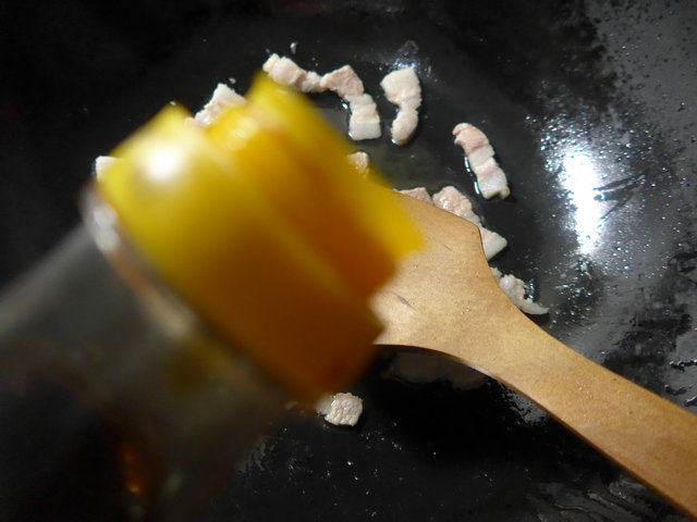 五花肉炒生菜步骤4