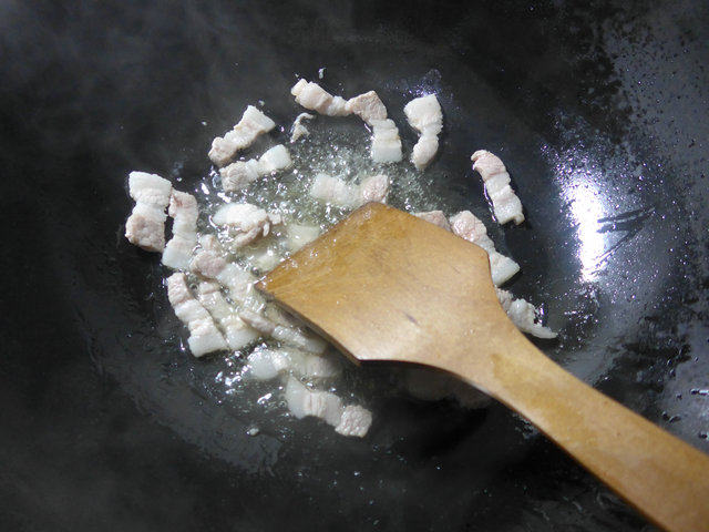 五花肉炒生菜步骤2