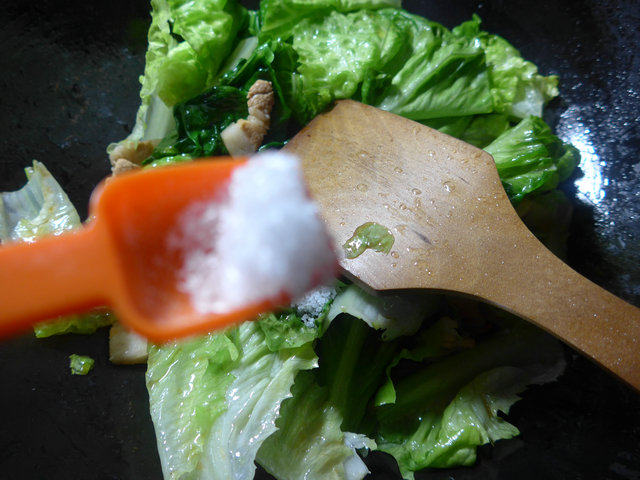 五花肉炒生菜步骤8