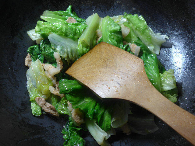 五花肉炒生菜步骤9