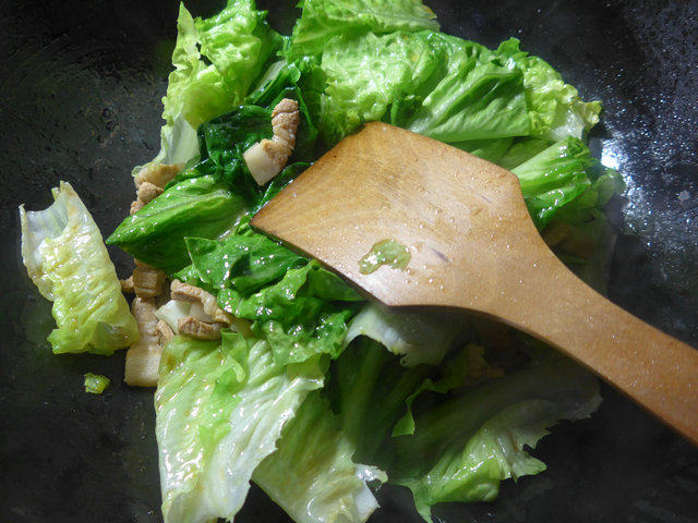 五花肉炒生菜步骤6