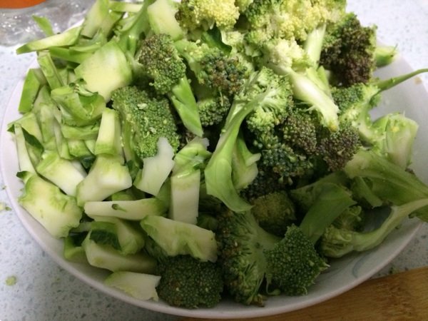 番茄西兰花炒肉步骤1