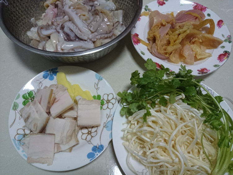 泡菜鱿鱼暖锅步骤3