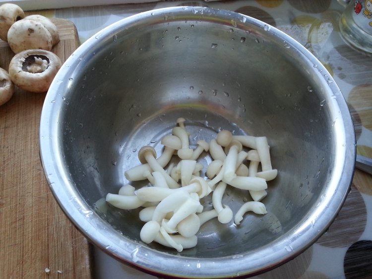肉炒杂菌步骤1