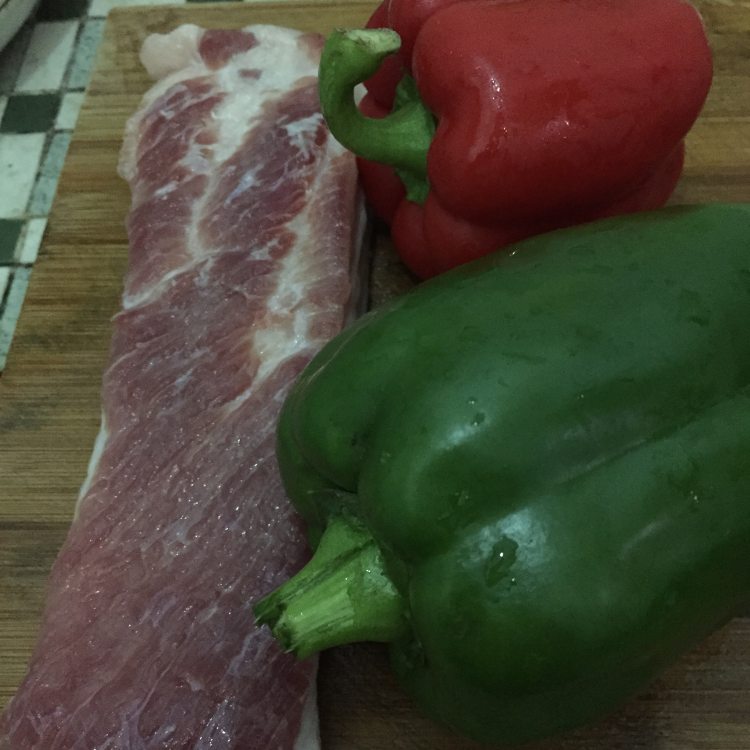 双椒五花肉步骤1