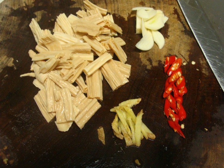 腐竹花菜梗炒五花肉片步骤3