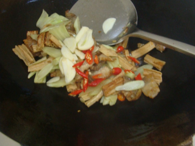 腐竹花菜梗炒五花肉片步骤6