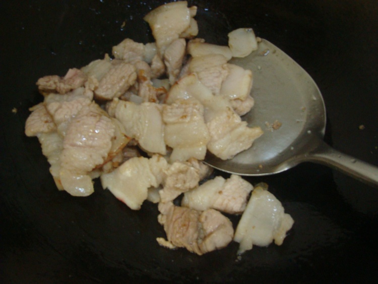 腐竹花菜梗炒五花肉片步骤4