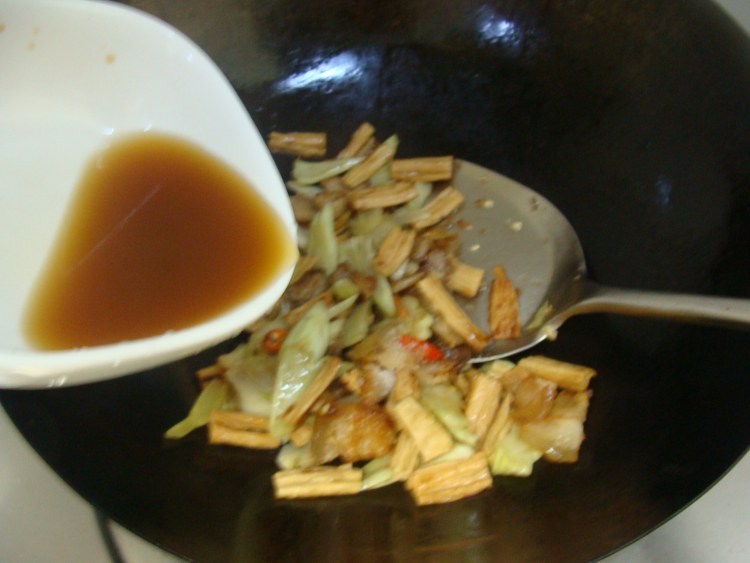 腐竹花菜梗炒五花肉片步骤7