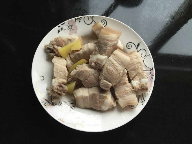 五花肉焖扁豆步骤1