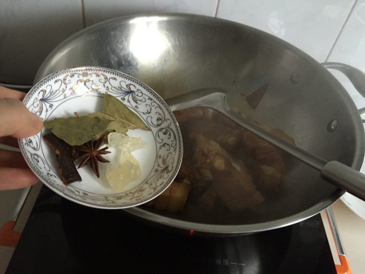 五花肉焖扁豆步骤4