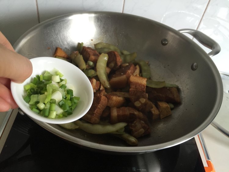 五花肉焖扁豆步骤8