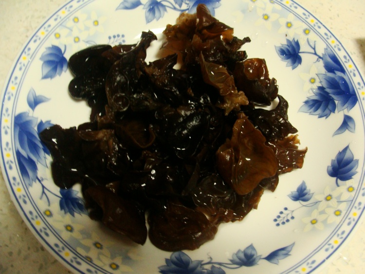 香芹木耳炒五花肉步骤1