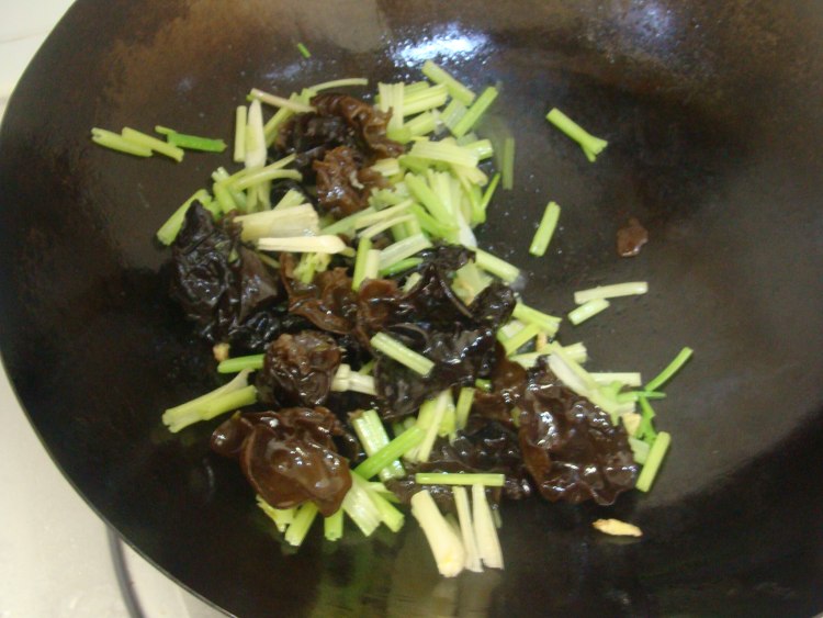香芹木耳炒五花肉步骤6